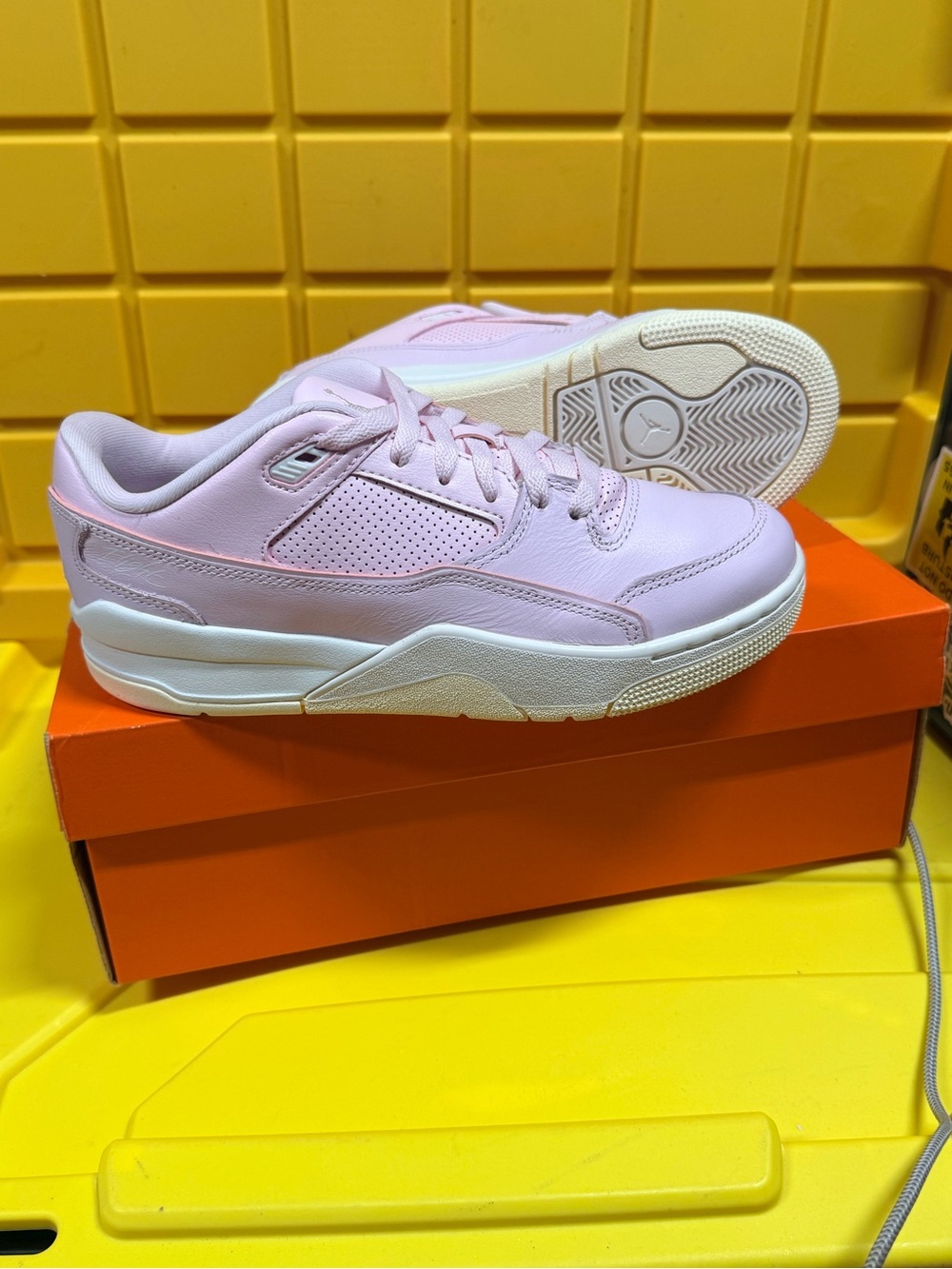 Jordan Flight Court size 7 y or 8.5 women